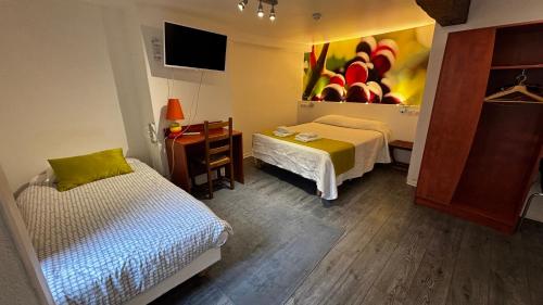 1 queen bed, 1 twin bed