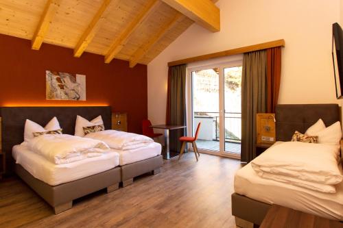 2 bedrooms, 5 beds