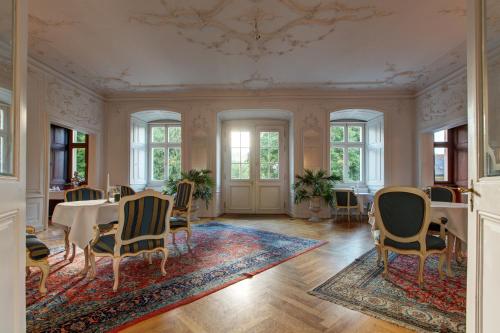 Schlosshotel Bad Neustadt - image 2