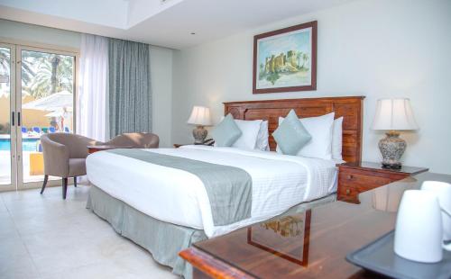 4 queen beds