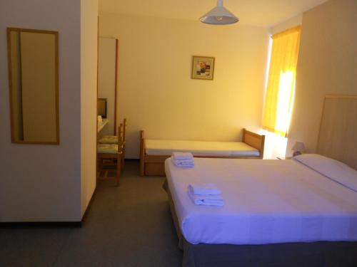 1 queen bed, 1 twin bed