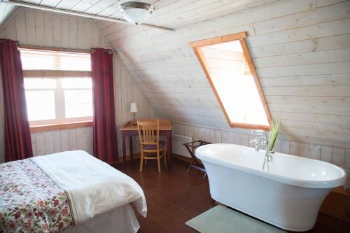 Queen Room with Private Bathroom