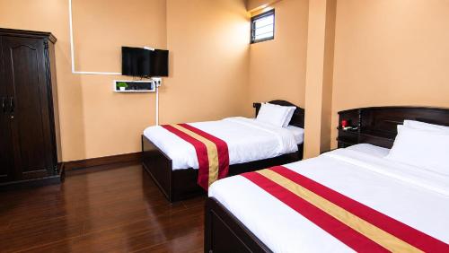 1 queen bed, 2 twin beds