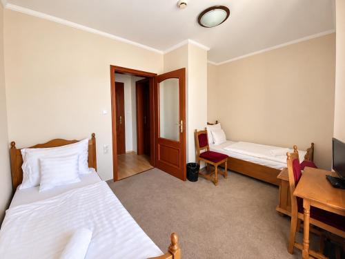 2 twin beds