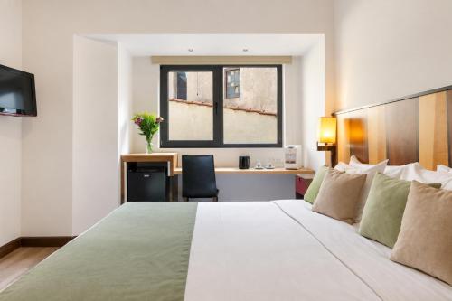 1 double bed, 2 twin beds