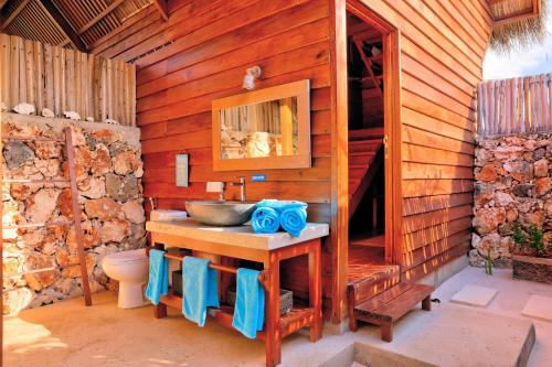 Bathroom, Loedi Bungalows in Boa