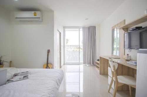 Ozone Khaotao Ozone Khaotao is conveniently located in the popular Khao Tao area. The property has everything you need for a comfortable stay. Service-minded staff will welcome and guide you at Ozone Khaotao. Desig