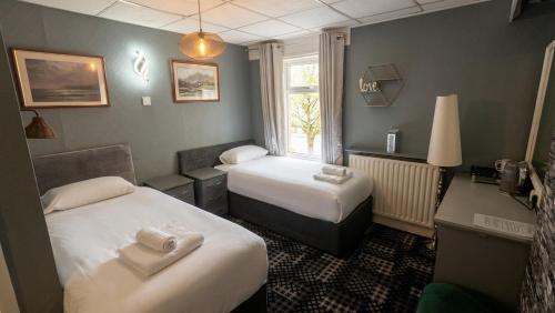 1 double bed, 2 twin beds