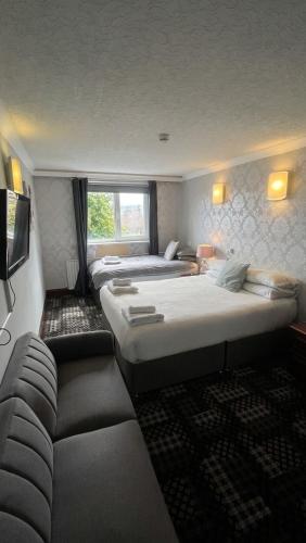 1 double bed, 1 twin bed