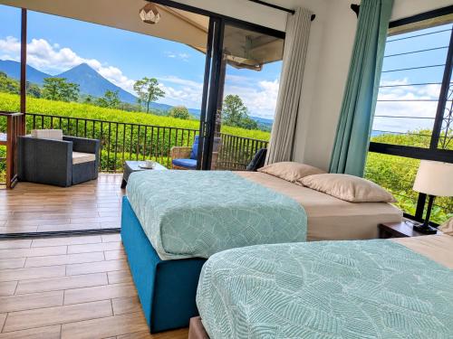 Arenal Nephelium Country Home, Refugio rural con piscina, jacuzzi y balcón con hermosas vistas al Volcán Arenal, en una finca privada, Fortuna