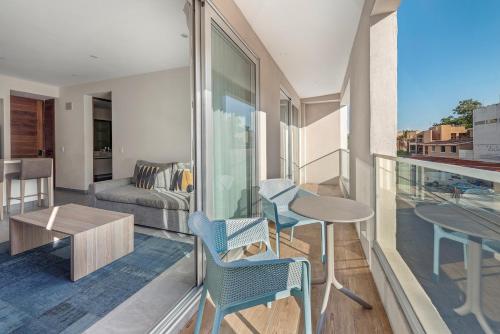 Luxury 2BR Condo with Rooftop Pools near 5th Avenue
