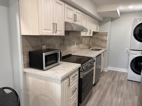 Whitby Hideout - 3BR, 5BD, 3WR, Pool Table, Sauna in Whitby