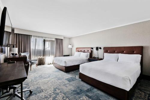 2 queen beds