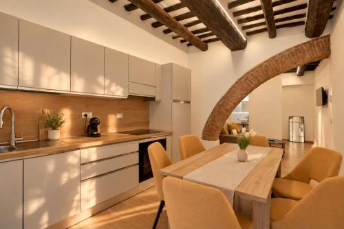 Elce - Historic Brick Arch 2BR & 2BA