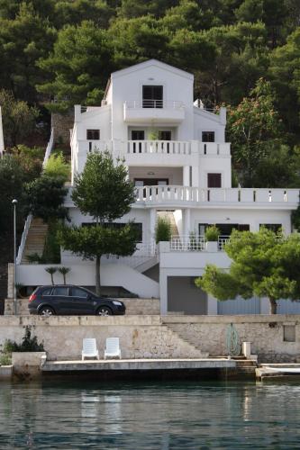 ทางเข้า, Vila Visnjic in เกรบาสติชา