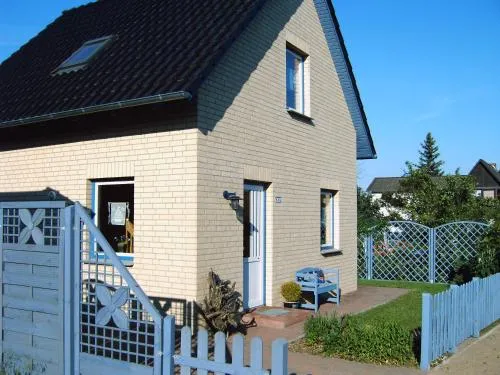 Ferienhaus Undine, ruhige Lage, Nähe zur Altstadt, nur 500 m zur Müritz mit Strand, mit Parkplatz und Fahrradhäuschen in Waren Müritz, Deutschland