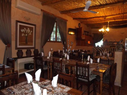 Essen und Erfrischungen, Old Mill Lodge , Working Ostrich Farm and Restaurant in Oudtshoorn