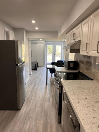 Whitby Hideout - 3BR, 5BD, 3WR, Pool Table, Sauna in Whitby
