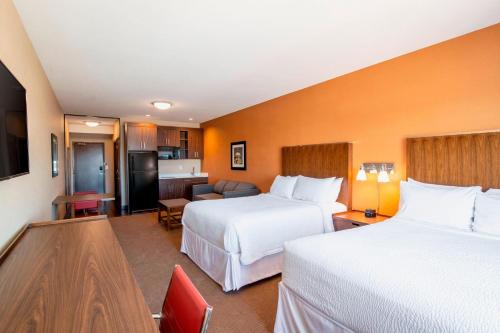 2 queen beds, 1 sofa bed