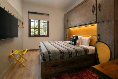 1 king bed, 1 bunk bed