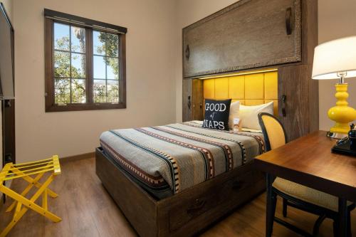 1 queen bed, 1 bunk bed