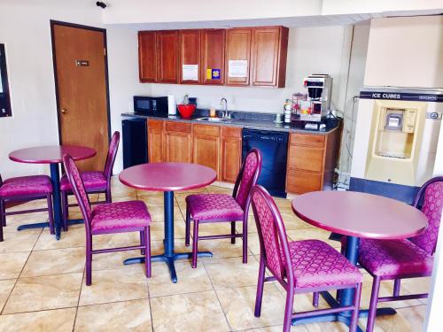 Lyons Inn - image 11