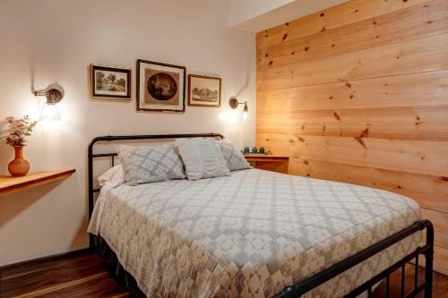 1 queen bed, 1 futon bed