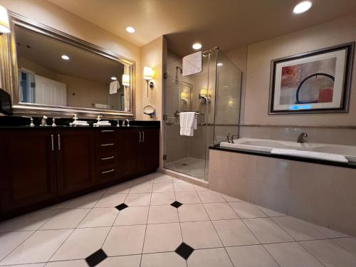 F1, Strip, and Sphere Views Suite, No resort fee