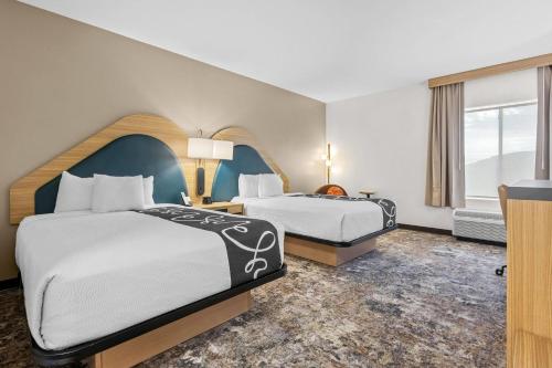2 queen beds