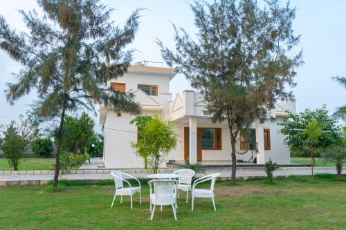 Luxury Farmhouse l Private Pool & Peaceful Stay