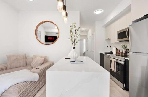 Spacious 2-Bedroom Suite Mins to the Falls Parking & Sleeps 5