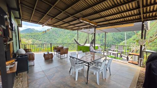 2 bedrooms, 5 beds