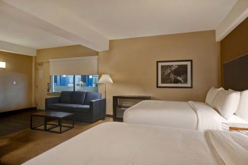 2 queen beds, 1 sofa bed