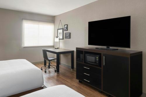 2 queen beds, 1 sofa bed