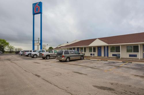 Motel 6-Madisonville, TX