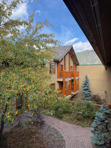 Brewster's Mountain Lodge in Banff