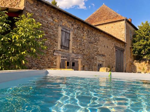 Au Bocage-Maison de charme avec piscine et cuisinière à bois dans le Brionnais