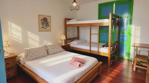 1 double bed, 1 bunk bed