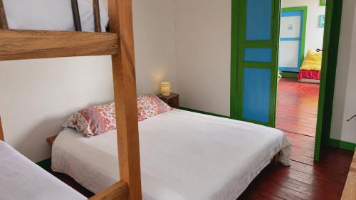 1 twin bed, 1 bunk bed