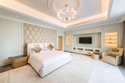 Luxe 6BR Villa at Private Island, Forest Oasis in The World Islands