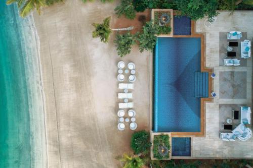 Luxe 6BR Villa at Private Island, Forest Oasis in The World Islands
