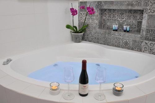 Karstais baseins, Nof Beresheet suites in Neota Golana