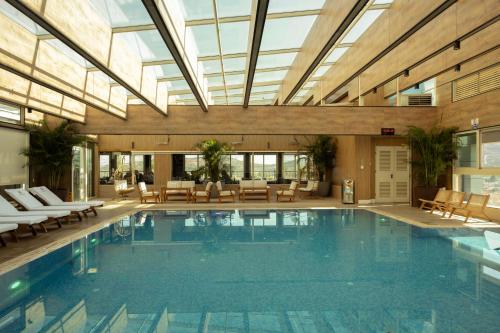 . Oaks Hotel 