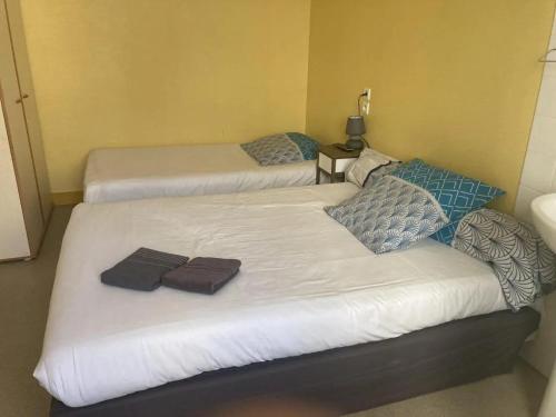 1 double bed, 1 twin bed