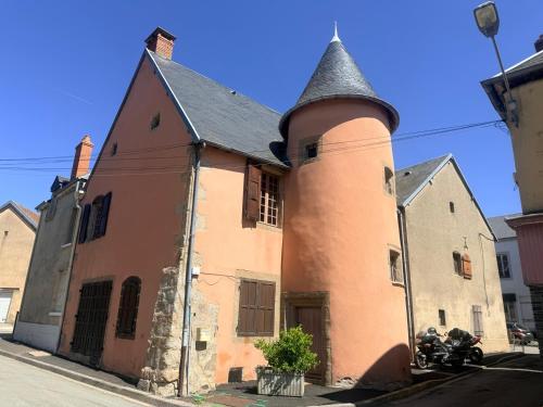 Grande maison de famille 11 pers 5 chambres Sioule et volcans d'Auvergne gîte à louer Saint-Gervais-d'Auvergne