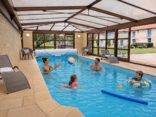 Gîte Les Orchidées du Vaudelnay piscine et spa privatifs gîte à louer Vaudelnay