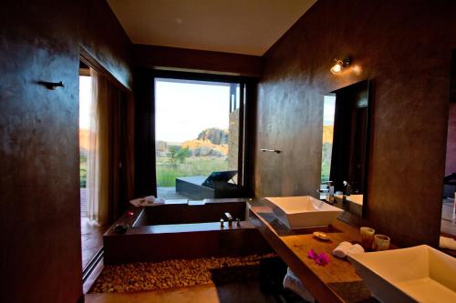 Bathroom, Isalo Rock Lodge in Ranohira