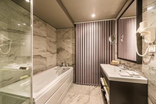 92515053 All Seasons Residence Hotel - Free parking