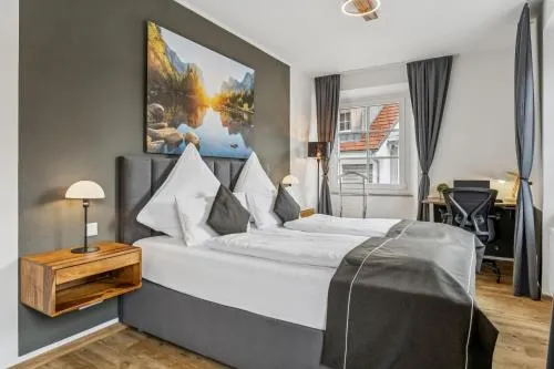 Holz & Hirsch Loft - Parkplatz und Hund in Isny im Allgäu, Deutschland