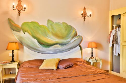 Hostellerie du Cigalou - Les Collectionneurs Hostellerie du Cigalou Châteaux & Hôtels Collectio is conveniently located in the popular Bormes-les-Mimosas area. Both business travelers and tourists can enjoy the hotels facilities and services.